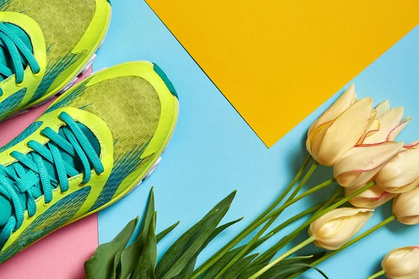 Par Zapatos Deportivos Tulipanes Ramo Sobre Fondo Pastel Colores Zapatillas — Foto de Stock