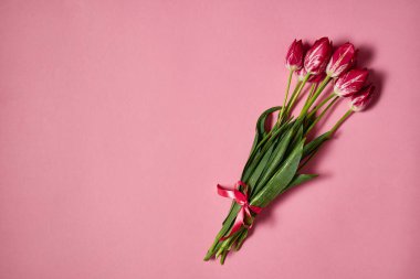 Pastel pembe kopya alanı üzerinde lale buketi. Bahar en az kavramı. Bayan günü, anneler günü, Sevgililer günü, Paskalya, Doğum günü. Doğa arka plan. Düz yatıyordu, en iyi görünümü