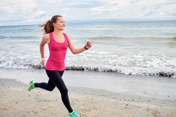 Młody Fitness Kobieta Biegacz Morze Miejsce Dziewczyna Pracuje Plaży Letni — Zdjęcie stockowe