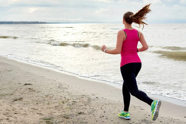 Widok Młodych Fitness Kobieta Biegacz Morze Miejsce Tyłu Dziewczyna Pracuje — Zdjęcie stockowe