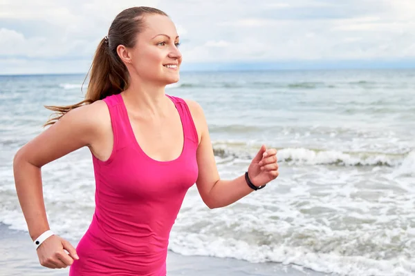 Uśmiecha Się Kobieta Lekkoatletycznego Uruchomiona Plaży Kopiować Miejsca Pracuje Letni — Zdjęcie stockowe