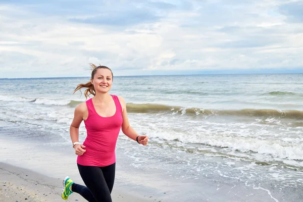 Młode Uśmiechnięte Fitness Kobieta Biegacz Nad Morzem Kopiować Miejsca Dziewczyna — Zdjęcie stockowe