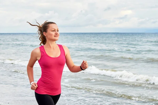 Młody Fitness Kobieta Biegacz Morze Miejsce Dziewczyna Pracuje Plaży Letni — Zdjęcie stockowe