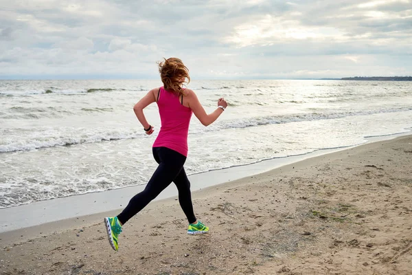 Widok Kobiety Lekkoatletycznego Uruchomiona Plaży Miejsce Tyłu Pracuje Letni Poranek — Zdjęcie stockowe