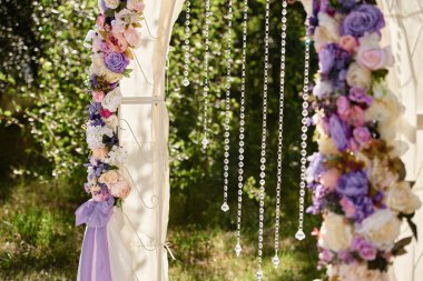Güzel düğün kemer kopya alanı beyaz, pembe ve mor çiçekler, kristaller ve bahçede açık havada, bez ile dekore edilmiştir. Düğün Kur. Tören için bir yer. Çiçek kompozisyon