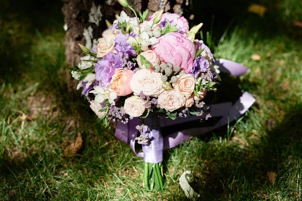 Close Bouquet Nupcial Exuberante Rosa Rosas Roxas Cremosas Peônias Com — Fotografia de Stock