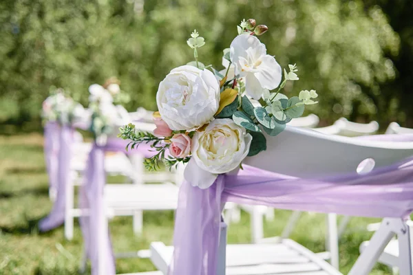 Närbild Blommig Komposition Vita Trästolar Med Violett Trasa Varje Sida — Stockfoto