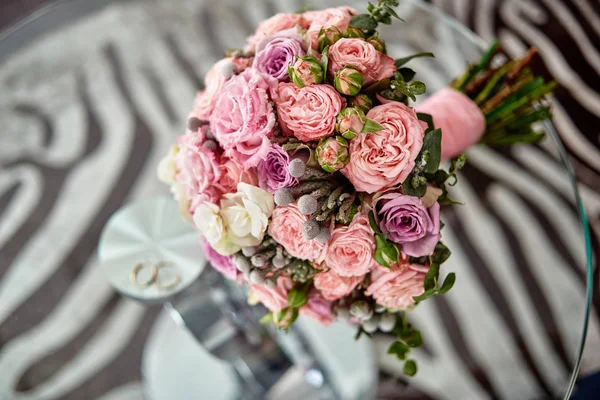 Gros Plan Bouquet Mariée Luxuriant Roses Roses Violettes Avec Ruban — Photo