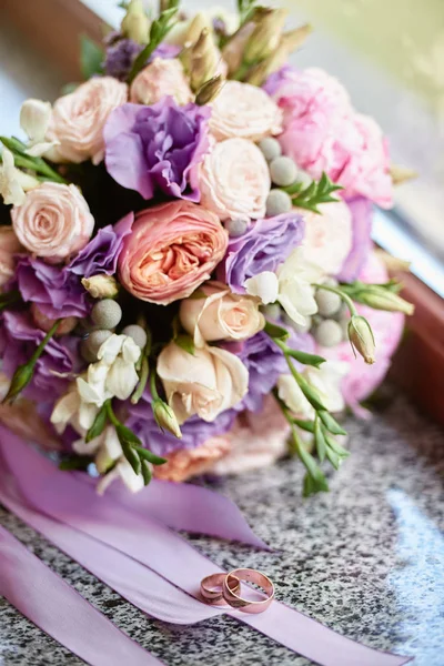 Gros Plan Bouquet Nuptial Roses Roses Pivoines Fleurs Herbes Violettes — Photo