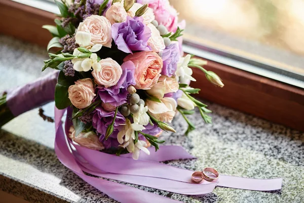 Close Grande Buquê Nupcial Rosas Rosa Peônias Flores Roxas Ervas — Fotografia de Stock