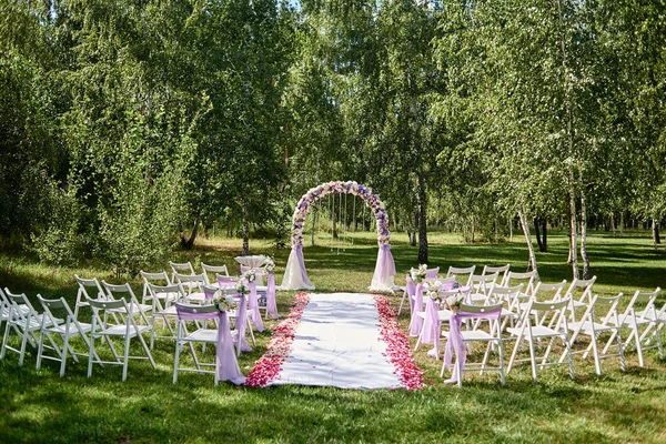 Plek Voor Huwelijksceremonie Huwelijksboog Versierd Met Doek Bloemen Met Stoelen — Stockfoto