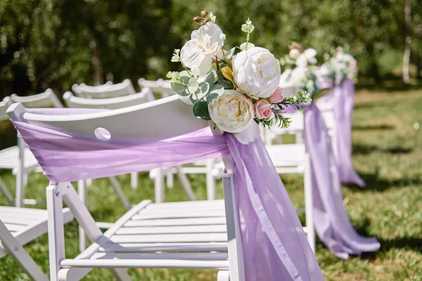 Weiße Holzstühle Mit Violettem Tuch Und Weißen Pfingstrosenblumen Auf Jeder — Stockfoto