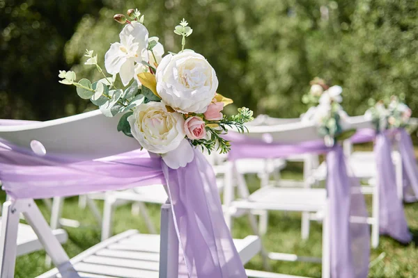 Nahaufnahme Floraler Komposition Auf Weißen Holzstühlen Mit Violettem Tuch Auf — Stockfoto