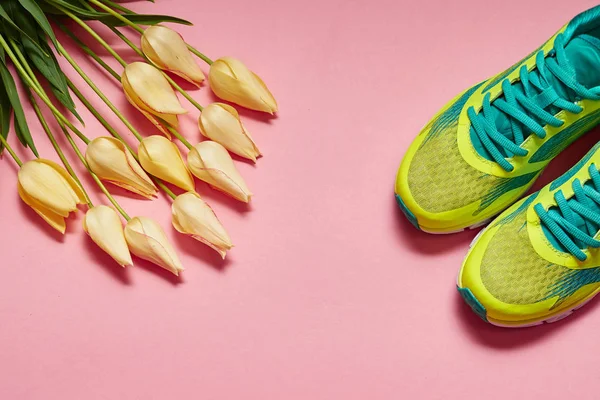 Composición Deportiva Primavera Con Zapatillas Deportivas Tulipanes Amarillos Sobre Fondo — Foto de Stock