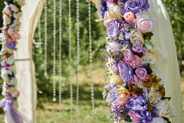 Hermoso Arco Boda Decorado Con Flores Blancas Rosas Púrpuras Cristales — Foto de Stock