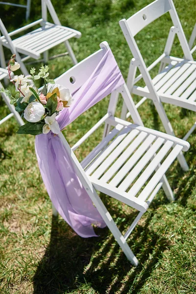 Witte Houten Stoelen Met Violet Doek Witte Pioen Bloemen Aan — Stockfoto