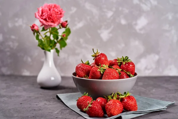 Red Ripe Strawberry Ceramic Bowl Linen Table Napkin Pink Rose — Stock Photo, Image