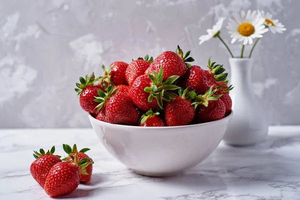 Red Ripe Strawberry White Ceramic Bowl Chamomile Flowers Vase Gray — Stock Photo, Image