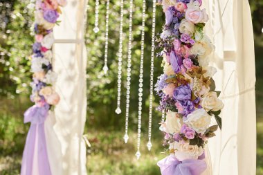 Güzel düğün kemer kopya alanı beyaz, pembe ve mor çiçekler, kristaller ve bahçede açık havada, bez ile dekore edilmiştir. Düğün Kur. Tören için bir yer. Çiçek kompozisyon