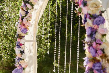 Güzel düğün kemer kopya alanı beyaz, pembe ve mor çiçekler, kristaller ve bahçede açık havada, bez ile dekore edilmiştir. Düğün Kur. Tören için bir yer. Çiçek kompozisyon