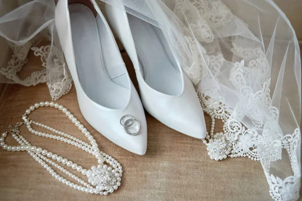 Luxus Weiße Schuhe Auf Stöckelschuhen Schleier Goldene Eheringe Und Brautschmuck — Stockfoto