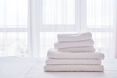 Beyaz temiz banyo Havlu çarşaf modern otel yatak odası iç, kopya alanı üzerine yığını