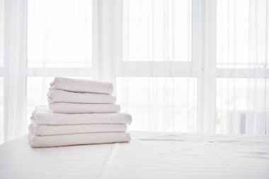Beyaz taze banyo Havlu çarşaf modern yatak odası iç, kopya alanı üzerine yığını