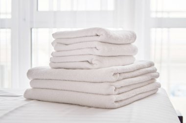 Beyaz temiz banyo Havlu çarşaf modern yatak odası iç, kopya alanı üzerine yığını. Yakın çekim