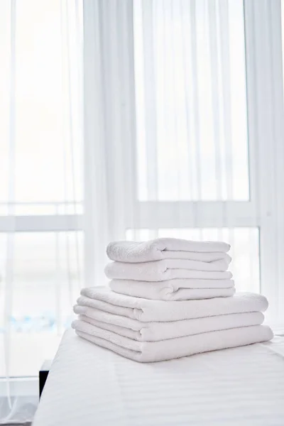 Beyaz Terry Banyo Havlu Çarşaf Modern Otel Yatak Odası Kopya — Stok fotoğraf