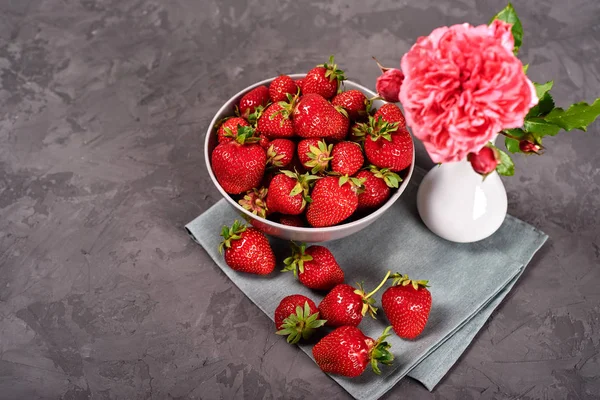 Red Ripe Strawberries Ceramic Bowl Linen Table Napkin Pink Rose — Stock Photo, Image