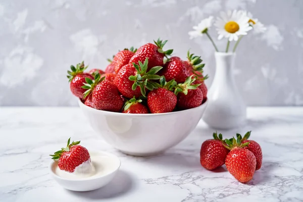 Red Organic Strawberries White Ceramic Bowl Cream Chamomile Flowers Vase — Stock Photo, Image