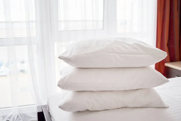 コピー領域にウィンドウを快適なベッド シートに白い柔らかい枕のスタック — ストック写真
