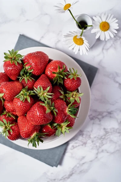 Organic Strawberries White Ceramic Bowl Linen Table Napkin Chamomile Flowers — Stock Photo, Image