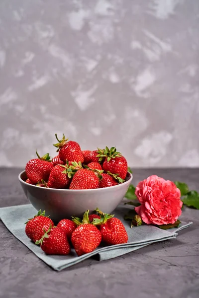 Morangos Maduros Vermelhos Tigela Cerâmica Cinza Guardanapo Mesa Linho Rosa — Fotografia de Stock