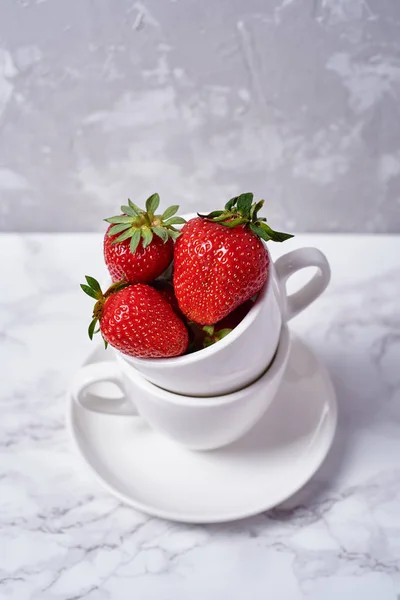 Ripe Organic Strawberries White Ceramic Cup Gray Marble Background Copy — Stock Photo, Image