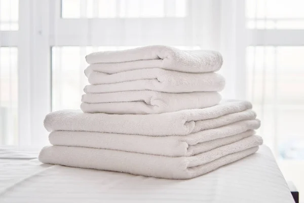 Stack White Clean Bath Towels Bed Sheet Modern Bedroom Interior — Stock Photo, Image