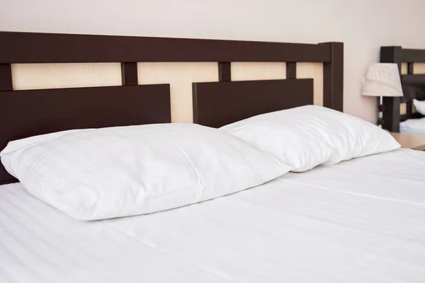 Beyaz Yumuşak Yastık Yatak Otel Yatak Odası Kopya Alanı Ahşap — Stok fotoğraf