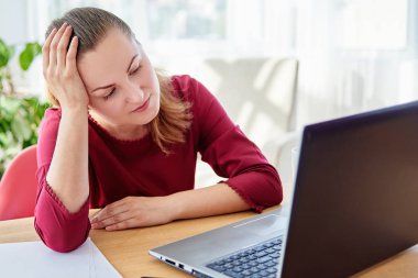 Modern ofis, kopya alanı bilgisayarla çalışma İşyerinde genç yorgun iş kadın portresi