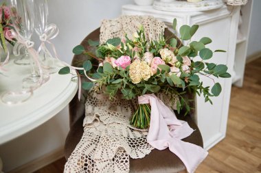 Lüks gelin buketi pembe ve bej güller, ruscus ve okaliptüs sandalyede şal floristik eşya, kopya alanı ile pembe ipek kurdele ile. Düğün, doğum günü, tatil kavramı