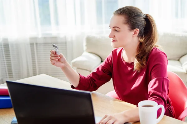 카드와 오피스 공간에서 노트북 컴퓨터를 여자를 비즈니스 비즈니스 온라인 — 스톡 사진