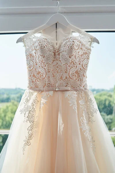 Wunderschönes Beige Besticktes Hochzeitskleid Das Einem Kleiderbügel Fenster Zimmer Hängt — Stockfoto