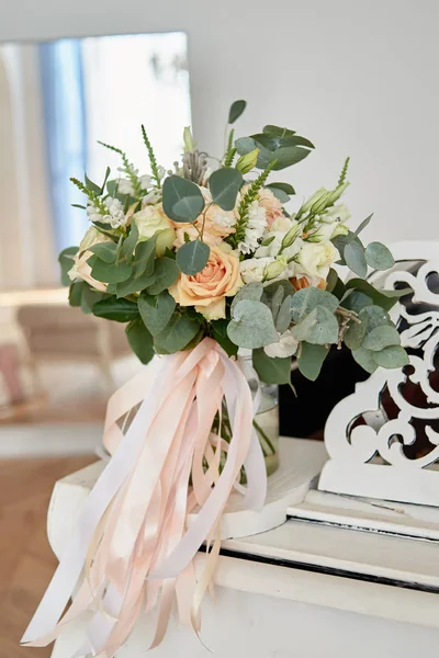 Большой Свадебный Букет Розовых Белых Оранжевых Роз Фрезии Брунии Эвкалипта — стоковое фото