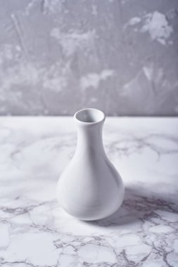 Beyaz vazo alçı gri duvar arka planında izole edilmiş, kopyalama alanı. Ev dekoru