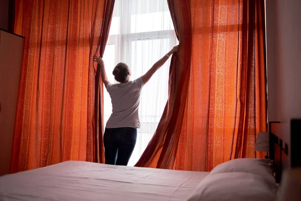 Mujer Joven Feliz Pie Habitación Del Hotel Abriendo Cortinas Mirando — Foto de Stock