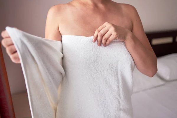 Evde Duş Sonra Rahatlatıcı Beyaz Banyo Havlusu Güzel Genç Kadın — Stok fotoğraf
