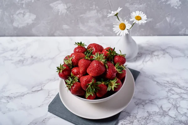 Red Ripe Strawberries White Ceramic Bowl Linen Table Napkin Chamomile — Stock Photo, Image