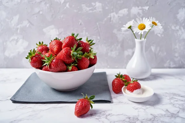 Red Organic Strawberries White Ceramic Bowl Cream Chamomile Flowers Vase — Stock Photo, Image