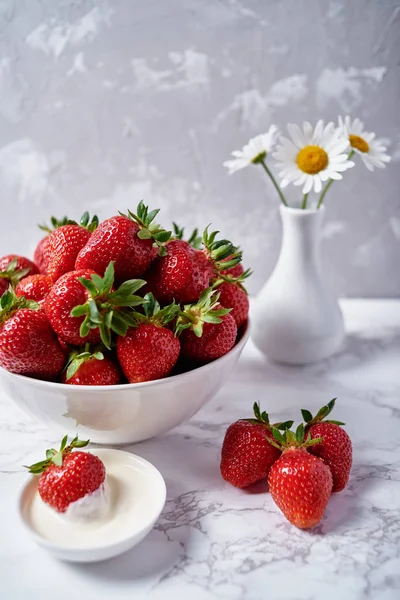 Morangos Orgânicos Vermelhos Tigela Cerâmica Branca Creme Flores Camomila Vaso — Fotografia de Stock