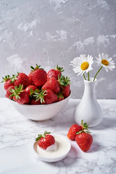 Morangos Orgânicos Vermelhos Tigela Cerâmica Branca Creme Flores Camomila Vaso — Fotografia de Stock