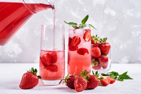 Berry Lemonade Hälla Från Tillbringare Glas Vit Bakgrund Cocktail Med — Stockfoto